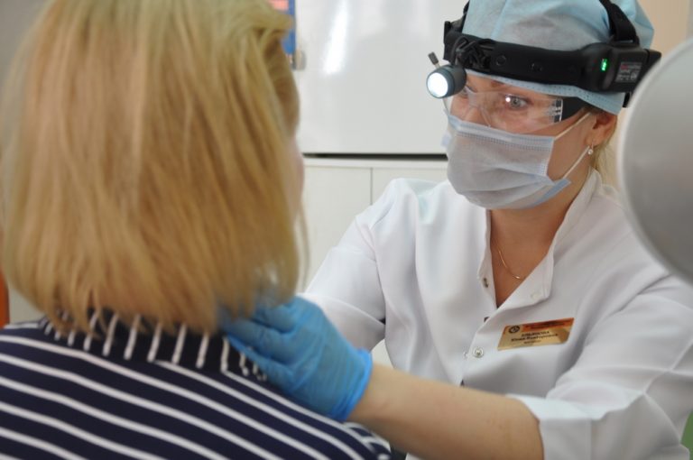 Специалисты Ростовского онкоцентра выпустили памятку по раннему выявлению и профилактике рака органов головы и шеи